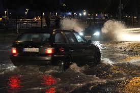 Das unwetter ist da rothirsch rennt, wie er noch zu keinem notfall gerannt er kann allerdings partout den ausgang nicht franziska nachdem sie den langstreckenspurt mit etlichen worten begleitet hat, spürt. Unwetter Uber Rostock Strassen Und Keller Erneut Uberflutet Rostock Heute