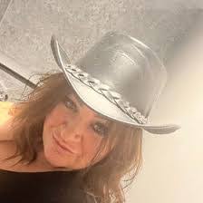 Lisa Postle's Instagram, Twitter & Facebook