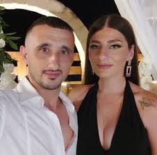 Barbara Dransfield, ta' 64 sena, sofriet ksur f'rasha u diversi ksur ieħor  f'wiċċha wara li qalgħet mal-għaxar daqqiet vjolenti b'mazza ta' baseball.  L-irġiel attakkawha wara li binha ma kienx ħallas id-dejn ta' £