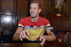 Working since 1980 on behalf of and in cooperation with decorators and interior designers, we manufacture and install bespoke curtains, wall coverings and carpeting for the uppermost segment of the market. Papa Hans Van Alphen Er Is Een Nieuwe Vrouw In Mijn Leven Ravels Het Nieuwsblad Mobile