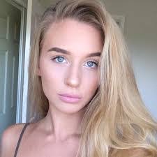 Renee Crossley's Instagram, Twitter & Facebook