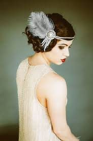 Shoulder length tousled hair cutting your hair to the shoulder length or a shorter style can cause it. Coiffure Headband Annees 20