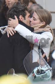 Τα σκαλιά της εκκλησίας ετοιμάζονται να ανέβουν η δανάη μιχαλάκη και ο γιώργος παπαγεωργίου. Danah Mixalakh Giwrgos Papagewrgioy Pa8iasmena Filia Sto Kentro Ths A8hnas Ola Ta Stigmiotypa Freegossip Gr