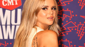 Maren Morris marks the end of summer lounging