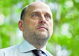 Llega tarde, pero se agradece el homenaje»