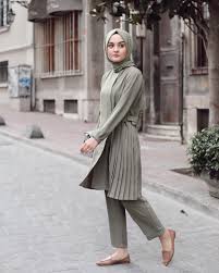 L Image Contient Peut Etre 1 Personne Debout Chaussures Et Plein Air Pakaian Islami Gaya Model Pakaian Pakaian Kerja