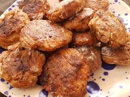 Dai carnea prin maşina de tocat, amesteci cu chifla înmuiată în lapte şi stoarsă bine, cu sare, ou, piper, puţină untura, usturoi tăiat mărunt. Chiftele Din Carne De Porc Si Vita La Cuptor