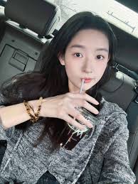 Weibo updated, ith bestie I'm happy you do some rest ,back to work 😊 Good  afternoon! I'm coming!~After a few days of rest feel full of electricity!  To share life with you ~