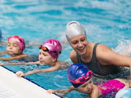 Kindern selber das schwimmen beizubringen ist naheliegend aber oft fehlt eltern ausreichend zeit die eigenen kinder regelmäßig zum schwimmen zu begleiten. Crashkurs So Lernen Kinder In Nur Einer Woche Schwimmen