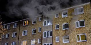 Hamburger können jetzt wohnung in alten klinikgebäuden beziehen. Feuerwehreinsatz In Hamburg Wohnung Brennt Familie Mit Kind In Gefahr Hamburger Morgenpost