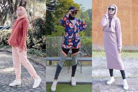 Kalau sepatu sih warna soft gitu paling pas dipadukan dengan sepatu warna putih, kalau punya yang senada dengan outfit makin perfect. Tren Hijab 2021 Inspirasi Outfit Hijab Untuk Olahraga Ala Selebgram Yang Nyaman Dan Tetap Modis Semua Halaman Stylo