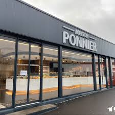 Agencement Vitrine Patisserie Ocf Maison Ponnier Bressuire Design Despace Maison Vitrine