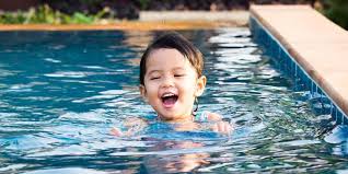 Bila suhu kolam renang sudah diatur agar tetap hangat, tidak terlalu penting menggunakan baju renang atau tidak, gunakan saja swim diapers. Jangan Salah Ini Berbagai Manfaat Berenang Untuk Anak