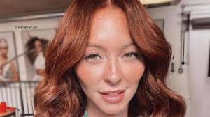 Cinnamon deeply affects the skin and hair, and that is why it is very popular in the world of industrial cosmetics, to make creams, shampoos, etc. Cinnamon Hair Is The Hair Trend That Will Warm Up Your Winter Days Fashionisers C
