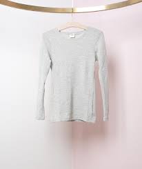 Notre collection de mailles ajoute style et praticité à chaque tenue et comprend un large éventail de silhouettes.les pulls à col v, à col rond et à col. By Basics Pull Fin Gris En Laine Merinos L Editorial