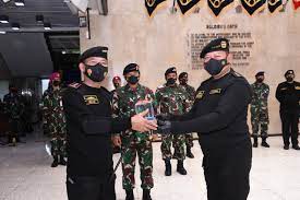Последние твиты от korps hiu kencana (@hiukencana). Panglima Tni Hadiri Penyematan Brevet Hiu Kencana Tni Al Kepada Kapolri Korem 072 Pamungkas
