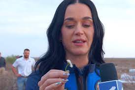 Spaceth.co - Katy Perry ในภารกิจ NS-31 ได้เอาดอก Daisy เดินทางไปด้วย นอกจาก  Daisy จะเป็นชื่อของลูกสาวของเธอ เธอยังบอกว่าดอก Daisy  นั้นเป็นตัวแทนของดอกไม้ที่แสนจะธรรมดาแต่สามารถเติบโตได้ในทุกที่  นอกจากนี้เธอยังได้บอกว่าในระหว่างที่เธออยู่บนอวกาศเธอยัง ...