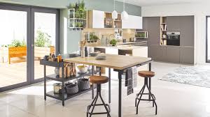 Avec l'aménagement d'un îlot de cuisine avec coin repas central on s'offre un espace convivial supplémentaire pour accueillir des convives, pour manger sur le pouce ou simplement discuter avec sa famille tout en faisant la cuisine. Dans Votre Cuisine Un Coin Repas Adapte A Votre Mode De Vie Blog Cuisinella