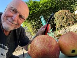 There was a year between my John Peel sessions in the 80s but I've just  managed two in a week here at @calumbairdsongs and Ellie's 🙂