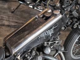 なんとまぁ vincent改やね 細かくドリルドが入ってる エンジンの造形がとてつもなくいいなぁ タンクとオイルタンクが重なってるんやね タンク ハーレーダビットソン エンジン