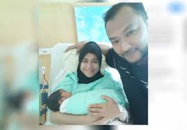 View the daily youtube analytics of mila jirin and track progress charts, view future predictions, related channels, and track realtime live sub counts. Mila Lahir Anak Sulung Malam Tadi