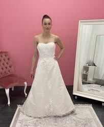 Unsere outlet hochzeitskleider bekommst du bis zu 60% günstiger, bei uns findest du dein traumkleid! Hochzeitskleider Outlet Brautstudio Elena