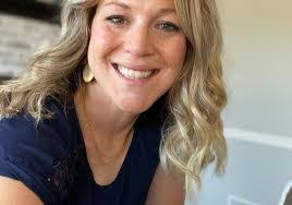 Kelly Eakin's Instagram, Twitter & Facebook