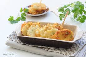 La cucina si focalizza sugli antipasti, che spaziano da peperoni insaporiti con vari intingoli, la fonduta, l'insalata di ovuli e tartufi, la carne cruda, il vitello tonnato, i salumi e un grande assortimento di formaggi fra cui il bruss, il bra, il bettelmatt e il castelmagno. In Cucina Con Anna