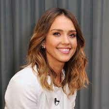 So entsteht ein starker kontrast zwischen den haarpartien. Jessica Alba Die Haare Mit Blondtonen Aufhubschen Bunte De