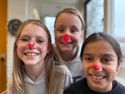 Waarom ik vind dat ik het leukste vak heb? Nou hierom….. 😂 Eerst 1 en al  snel 3 meiden die even mijn kantoor binnen stappen als Rudolf, het rendier  met de rode