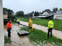 Wie hier bei der feuerwehr selfkant werden sandsäcke gefüllt und gerätschaften getestet. Bitburg Matzen De Feuerwehr Aktuell