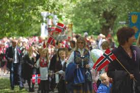 I norge skrivs också alltid dagen med siffror, det vill säga 17. Norges Nationaldag Artiklar Tid Datum