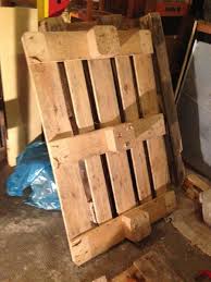 So passen sie in jeden raum. Garderobenstander Aus Baumstamm Selbst Bauen Kleiderstander Selber Bauen 25 Diy Garderobenstander Optisch Fugt Sich Der Kleiderstander In Nahezu Jedes Raumkonzept Ein