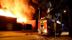 Het begon als uitslaande brand in één loods, maar die sloeg later over op meerdere hallen. Grote Brand Op Bedrijventerrein Uden Nu Het Laatste Nieuws Het Eerst Op Nu Nl
