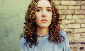 Julia Logan、'Moodswings'のパフォーマンス映像を公開