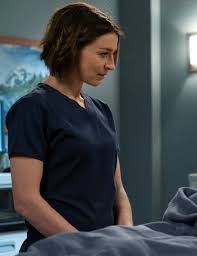 Meredith grey, fille d'un chirurgien très réputé, commence son internat de première année en médecine chirurgicale dans un hôpital de seattle. Grey S Anatomy Season 15 Episode 22 Review Head Over High Heels Tv Fanatic