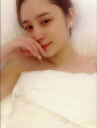 半裸下面一團黑香港天王小11歲女友爆床照流出- 自由娛樂