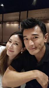 Summer body VS Bodybuilder body 💪🔥 and vs Happy body 🤣🤣 Good Luck for  your competition @angus_getfit Thanks for the great night @jameslau821 @ami. jamie.ali #bbq #poolparty #summerbody #weekend #bodybuild #1weekout