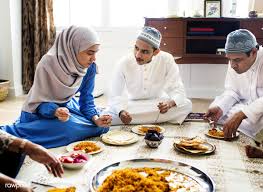 Download Premium Image Of Muslim Family Having Dinner On The Floor 425871 Muslim Family Muslim People Muslim Culture
