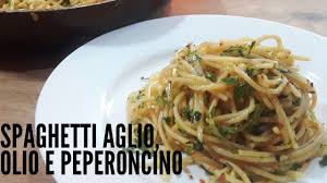 Alcuni li amano, altri li odiano ma pochi sanno che sono sufficienti piccoli accorgimenti per rendere questi ortaggi invernali un alleato in cucina!basterà una semplice ricetta, come questa pasta con broccoli, per apprezzare a pieno la loro bontà. Spaghetti Aglio Olio E Peperoncino Made With 5 Ingredient Within 15 Minutes Quick Pasta Recipe Youtube
