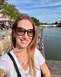 Bonjour! Paris recap!! 🇫🇷 I could have honestly chosen 10 photos just of  the Eiffel Tower alone. 😍 It's amazingly photogenic no matter the angle,  distance, weather or time of day. I