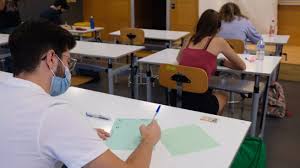 Manifestación de estudiantes en protesta por la suspensión de las clases presenciales en la universidad decretada por la junta de andalucía para frenar el avance de los contagios de. La Universidad Rey Juan Carlos Suspende Las Clases Presenciales Por El Coronavirus
