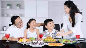 Makan bersama keluarga, ayam kampungnya boleh jugaaa guys ! 8 Manfaat Makan Bersama Keluarga Apa Saja