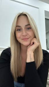 Reba Bloom's Instagram, Twitter & Facebook