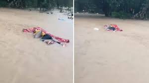 Pada peradaban kuno di masa lalu, bermimpi anak saya terbawa arus sungai akan selalu dikaitkan dengan dunia supranatural. Viral Tingkah Pemuda Tidur Pulas Saat Banjir Kasurnya Hanyut Terbawa Arus Videonya Malah Menghibur Halaman All Serambi Indonesia