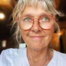 Here's a question! In the US we were required to offer and provide  immediate translation to any non-native speaker of English. Does such a  thing exist in French hospitals? We used laptops