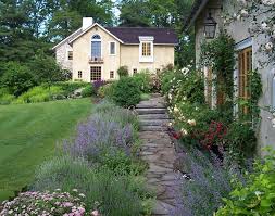 Beautiful Old Farmhouse Landscaping Jpg 990 778 Farmhouse Landscaping Country Garden Design Cottage Garden