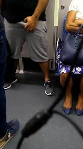 BULGE Spy: Atiçando Com o Pau Duro No Metrô -… ThisVid.com
