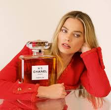 Margot Robbie on Chanel No. 5, Jacob Elordi, and Her Best-Smelling Costar