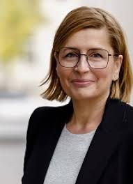 Melanie Kell's Instagram, Twitter & Facebook